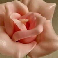 sart lyserød plastik rose grønne blade kunstig blomst retroblomst genbrug